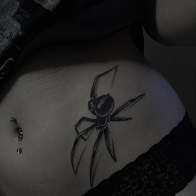 Canción Sem aliança no dedo, Tatuagem da aranha