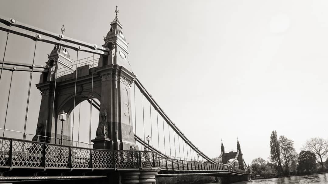 Place Hammersmith Bridge