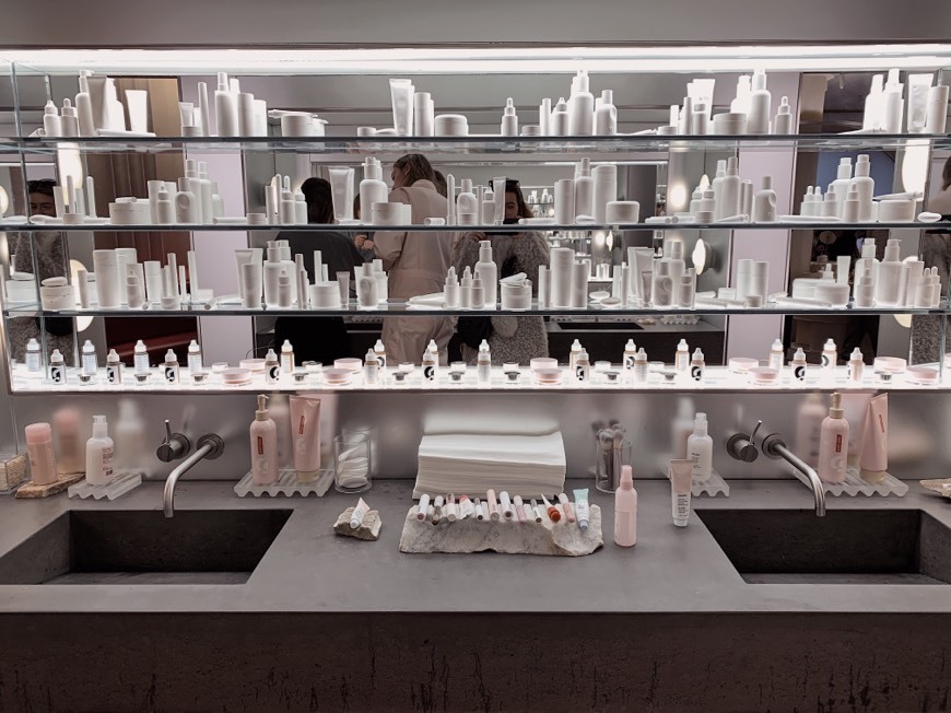 Place Glossier Flagship Store