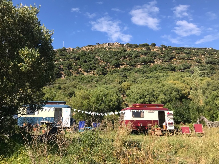 Moda #Glamping en Tarifa. caravan hotel en la montaña de Facinas.