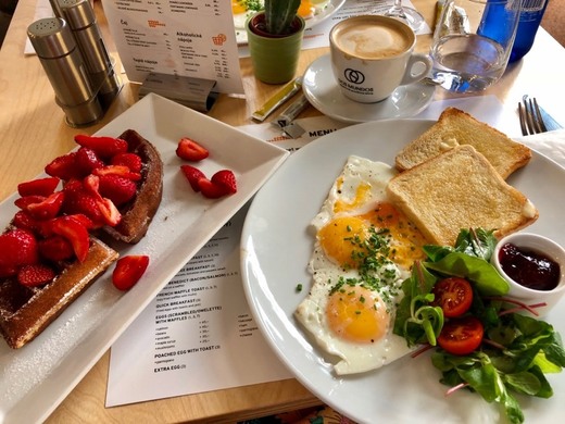 Coffee & Waffles All Day Breakfast in Prague / Snídane po celý den