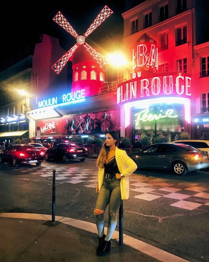 Place Moulin Rouge