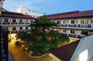 Rambuttri Village Inn & Plaza