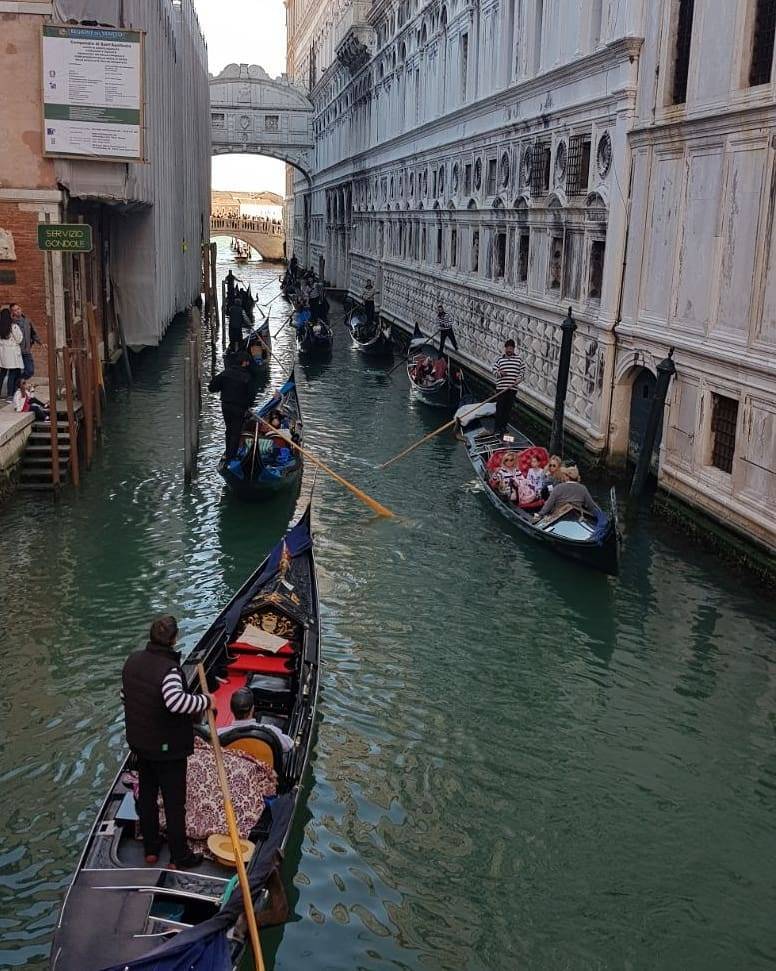 Lugar canales en venecia