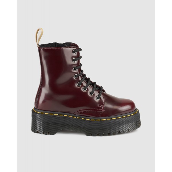 Moda Dr. Martens, granates con plataforma 