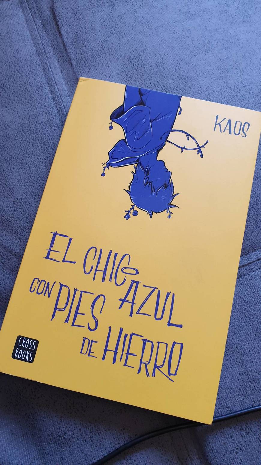 Libro El chico azul con pies de hierro