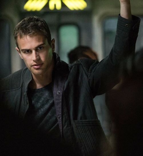 Moda Theo James - IMDb