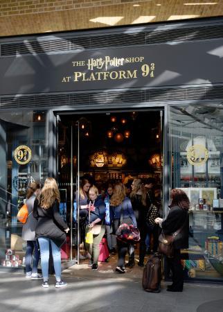 Place The Harry Potter Shop at Platform 9¾