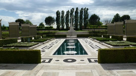 Lugares Cassino War Cemetery