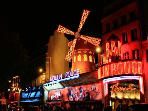 Place Moulin Rouge