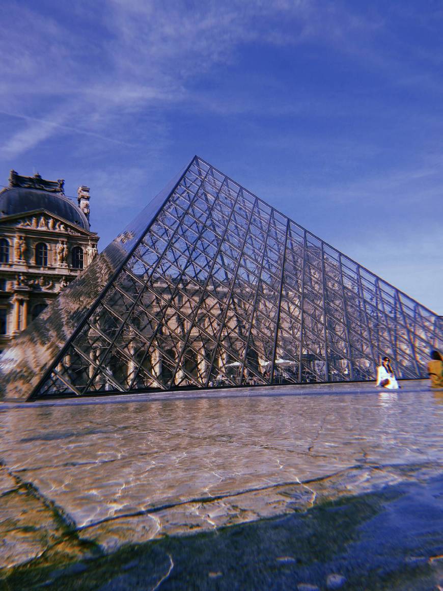 Place Pyramide du Louvre