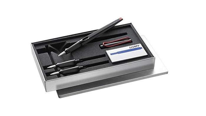 Products LAMY Joy calligraphie en noir avec des cartouches d'encre bleues et tres