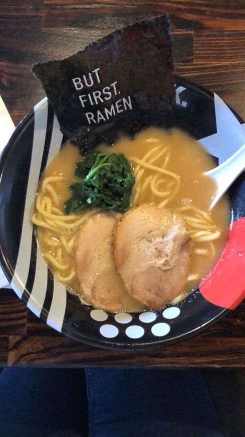 Restaurantes E.A.K. Ramen (LA)