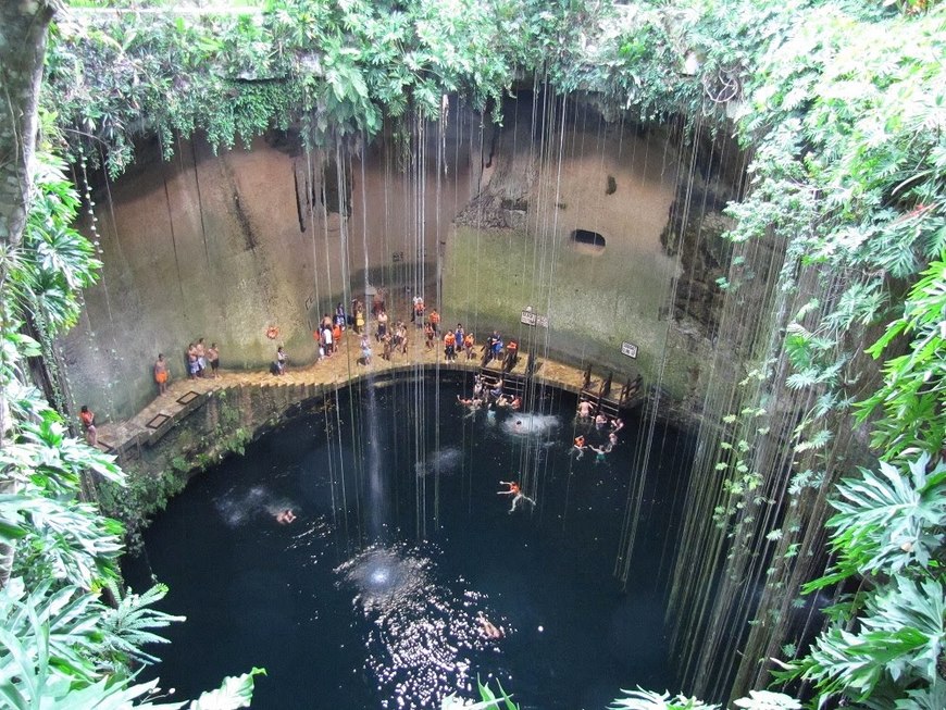 Lugar Cenote Sagrado de Chichen Itzá