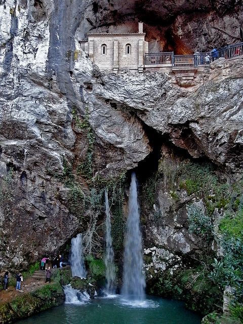 Place Santa Cueva de Covadonga