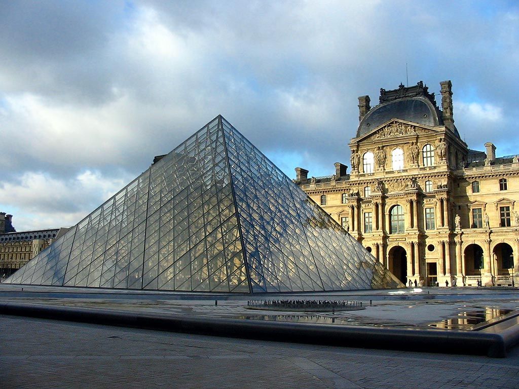 Place Pyramide du Louvre