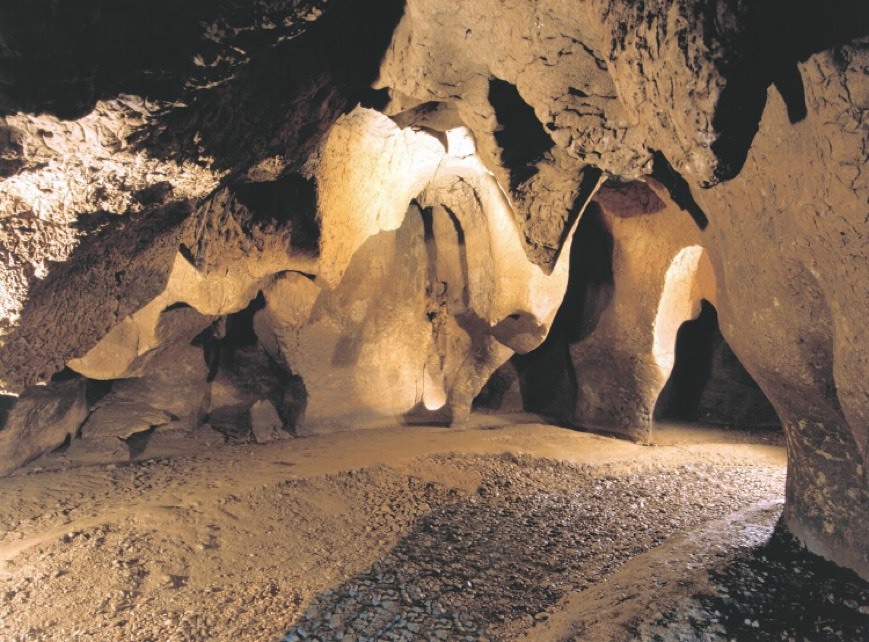 Places Parque Prehistórico de las Cuevas del Toll de Moia