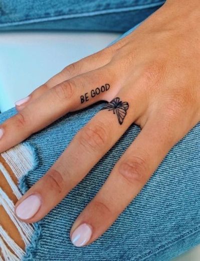 tatuagem de borboletinha na mão 