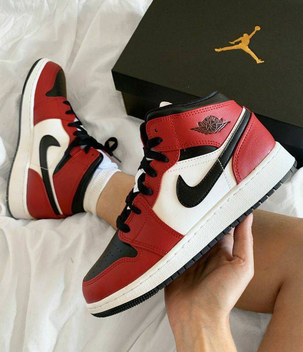 Moda Jordan 1 mid -chicago toe