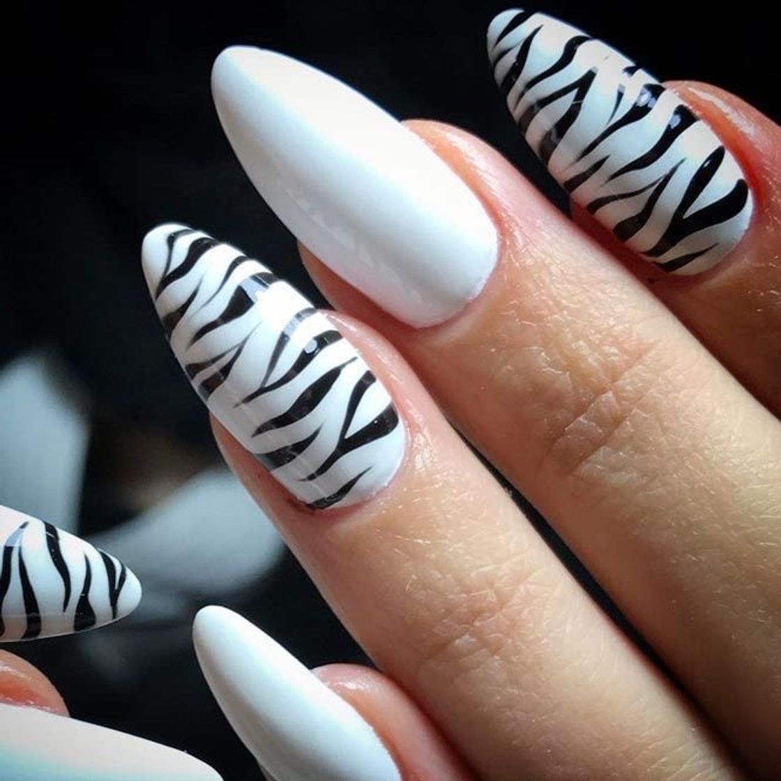 Social Unhas aesthetic branca zebrinha 