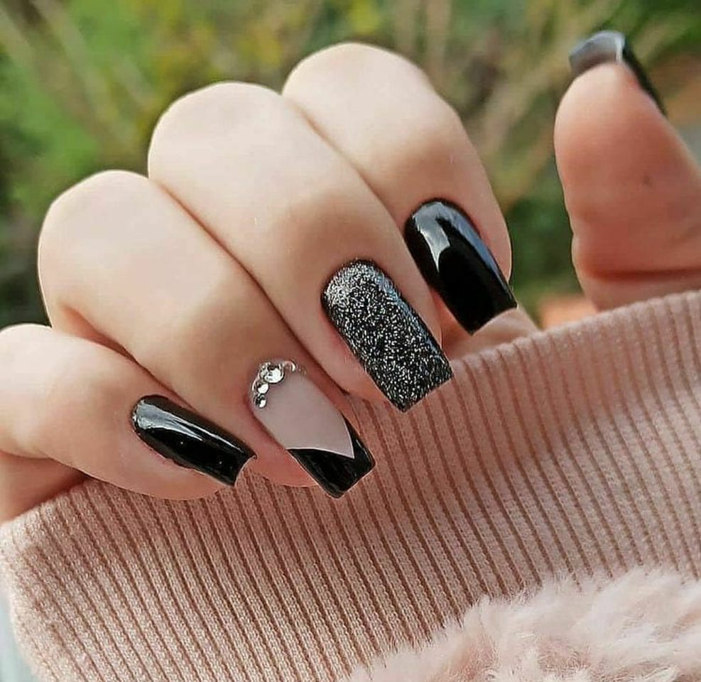 Social Unhas preto com nude