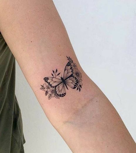Tatuagem de borboleta com flores