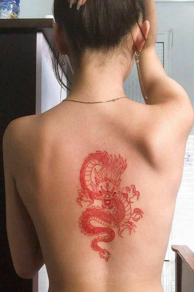 Moda tattoos em vermelho são tudoo