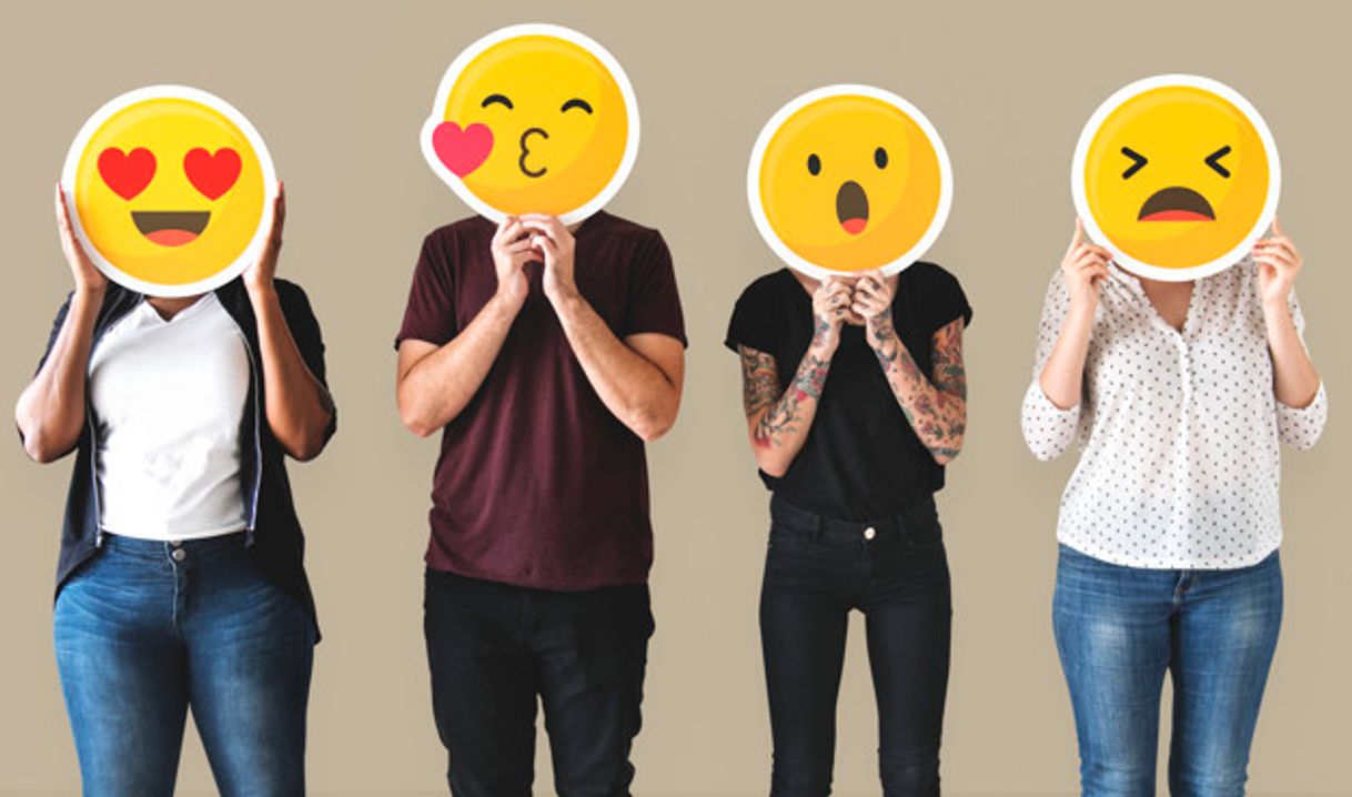 Fashion Diversas pessoas cobertas com emoticons | PSD Grátis