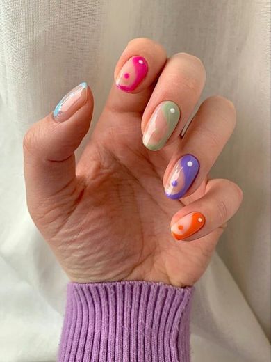 Nails colored ying yang 