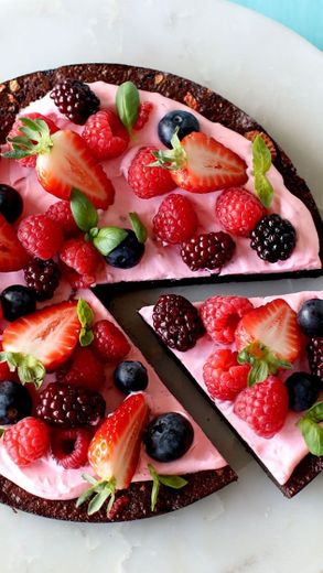 Pizza de brownie com frutas vermelhas