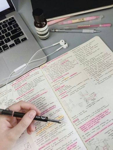 Caderno com marca texto rosa