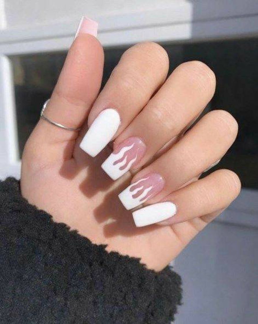 Unhas de chamas(fogo) branca