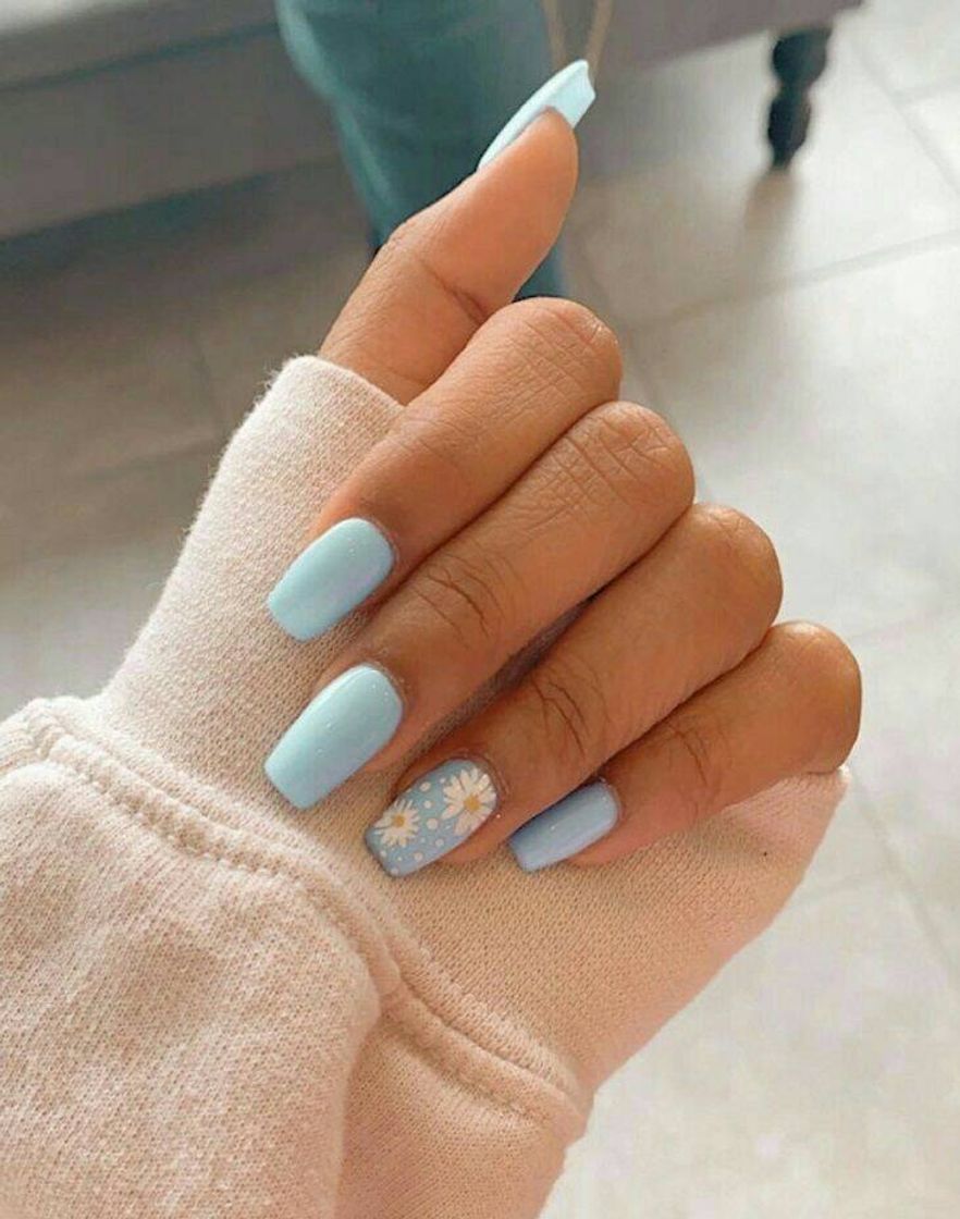 Fashion Unhas azuis com flores brancas💙🌼