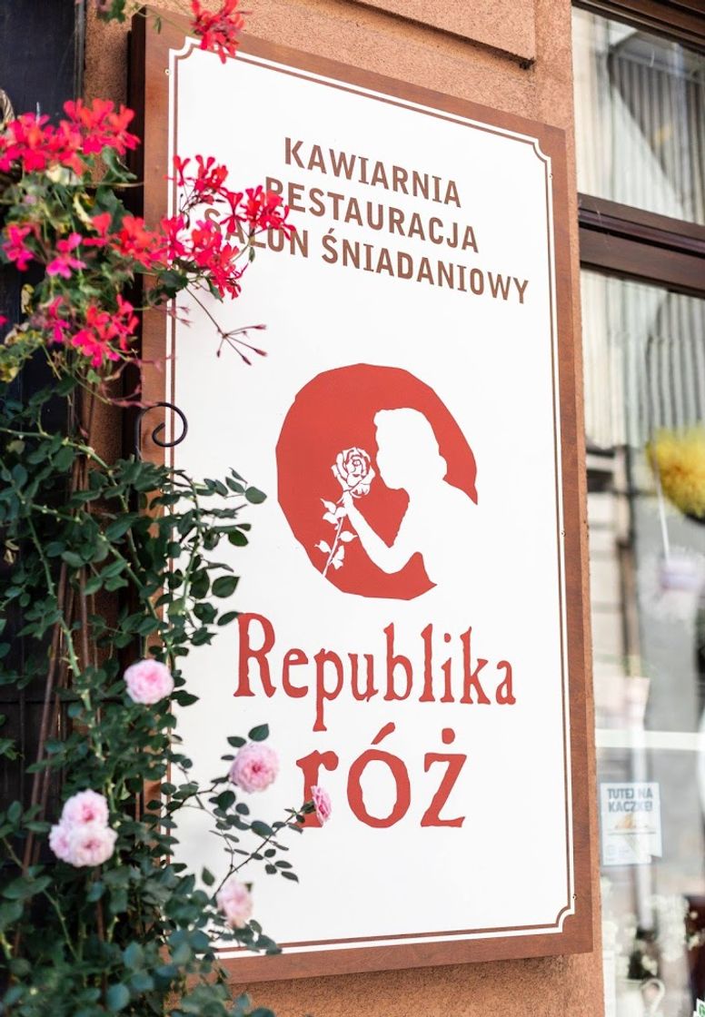 Restaurantes Republika Róż by Andrzej Gołąbek