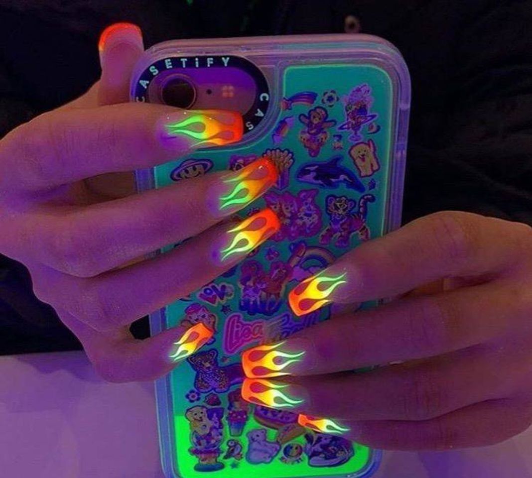 Moda unhas de fogo neon