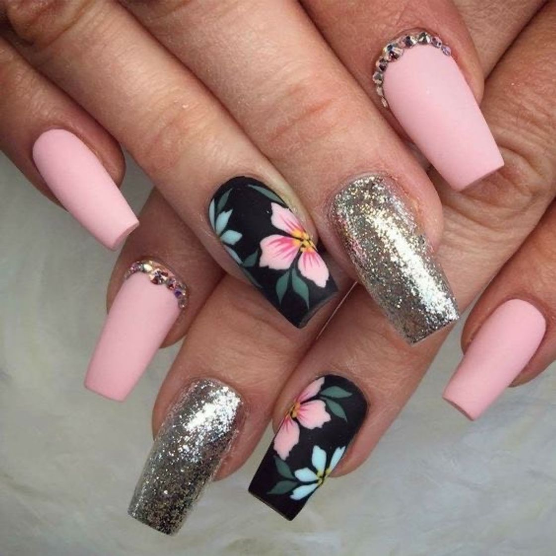 Moda Unhas decoradas com flores, cores rosas e verde