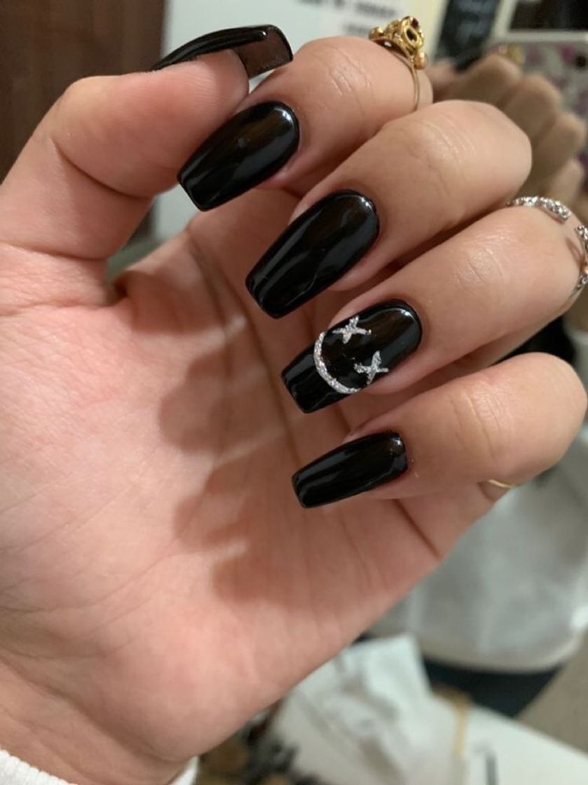 Moda Unhas preto e detalhe branco super hype