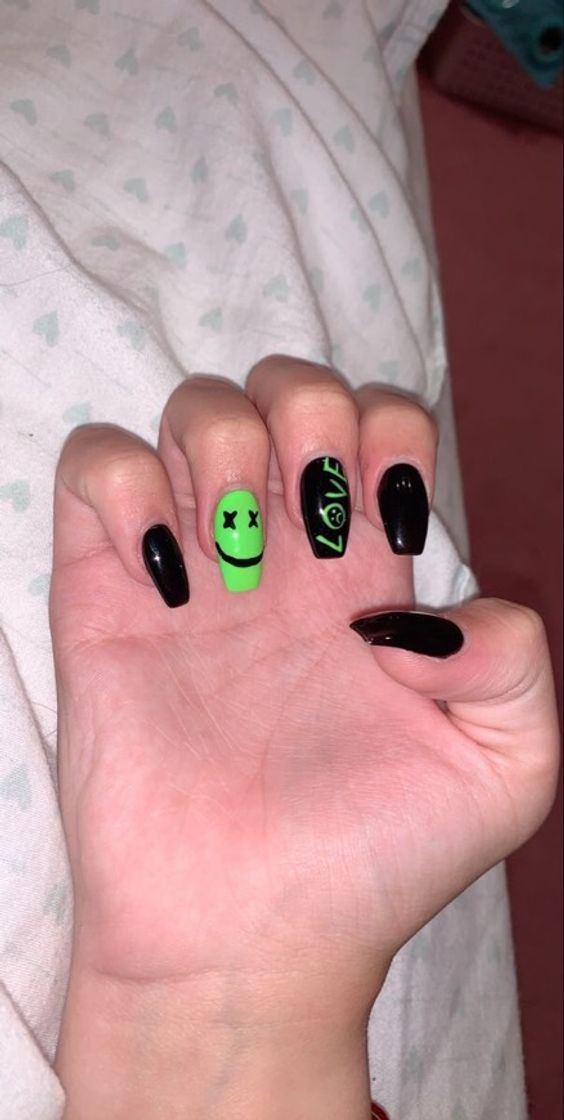 Moda Unhas preto e verde neon, super diferente e hypado