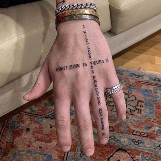 Mão tatuada