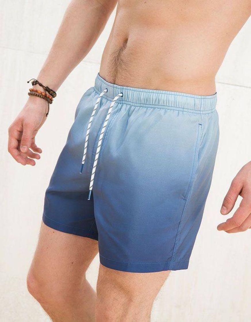 Moda Short de praia com degradê azul e branco