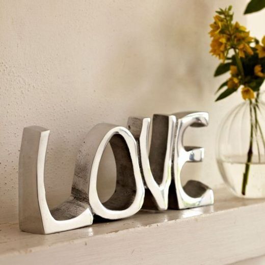 Objeto decorativo con la palabra Love
