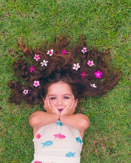 Imagem criança e flores