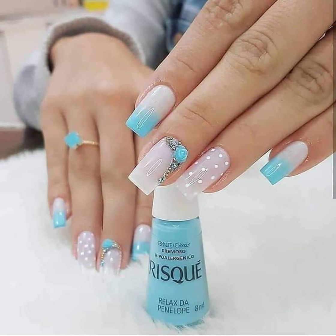 Moda Esmaltação com azul.