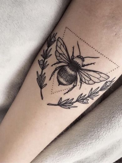Tatuagem abelha 🐝 🖤