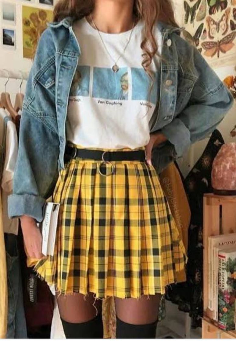 Social blusa branca com saia xadres amarelo acompanhando jaqueta 