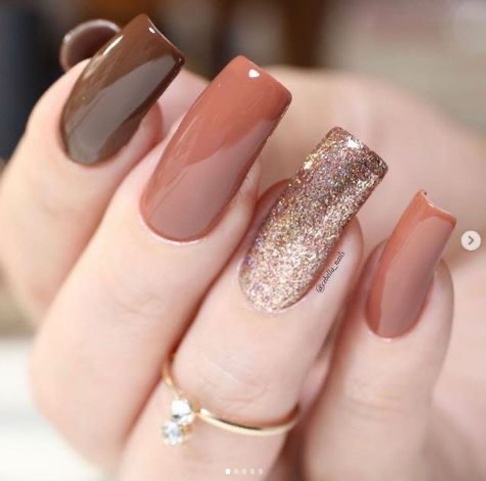 Fashion Unhas com esmalte marrom e dourado