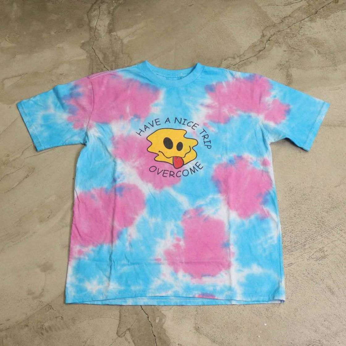 Moda Camiseta Overcome "Have a Nice Trip" Tie Dye Estoned