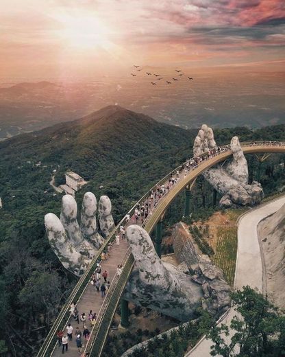 Uma ponte sendo segurada por mãos gigantes 