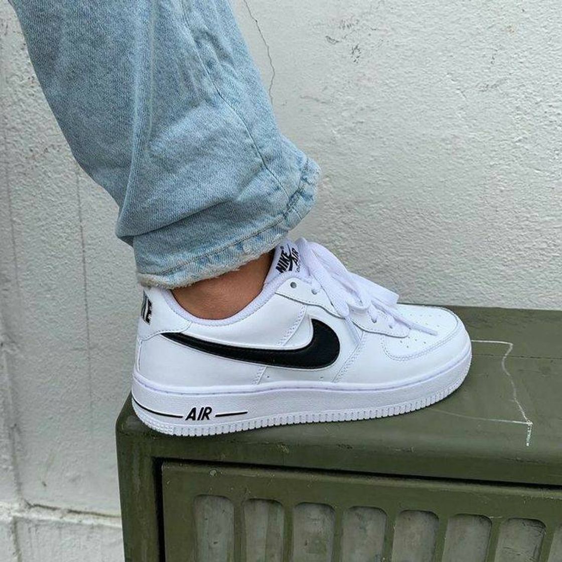 Moda Tênis da nike branco com símbolo preto 