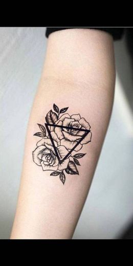 Tatuagem triângulo florado